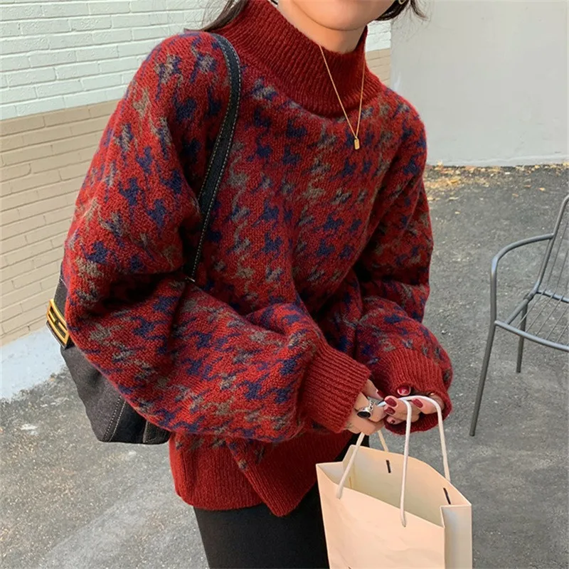 

Pullover sweater woman wears a retro laid-back knit sweater thick top for autumn and winter