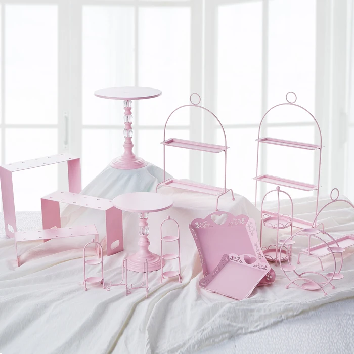 

Розовый сладкий десертный стол от поставщика, витрина для выпечки, подставка для торта, свадебный реквизит, декоративные инструменты, полый кружевной поднос для десертов, конфет