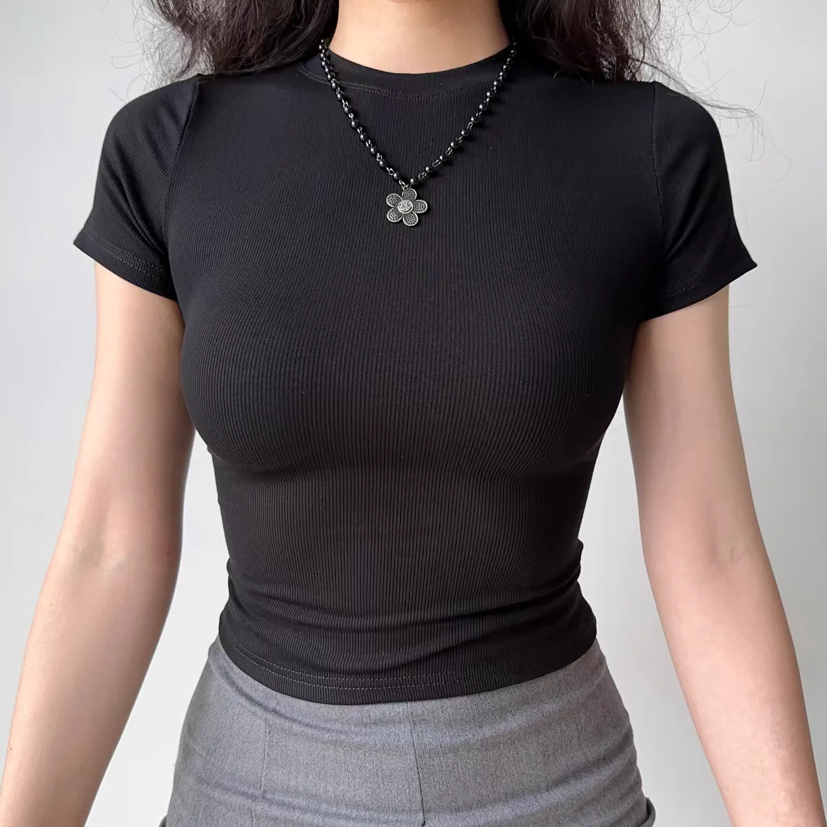 Черный однотонный укороченный топ с коротким рукавом и круглым вырезом