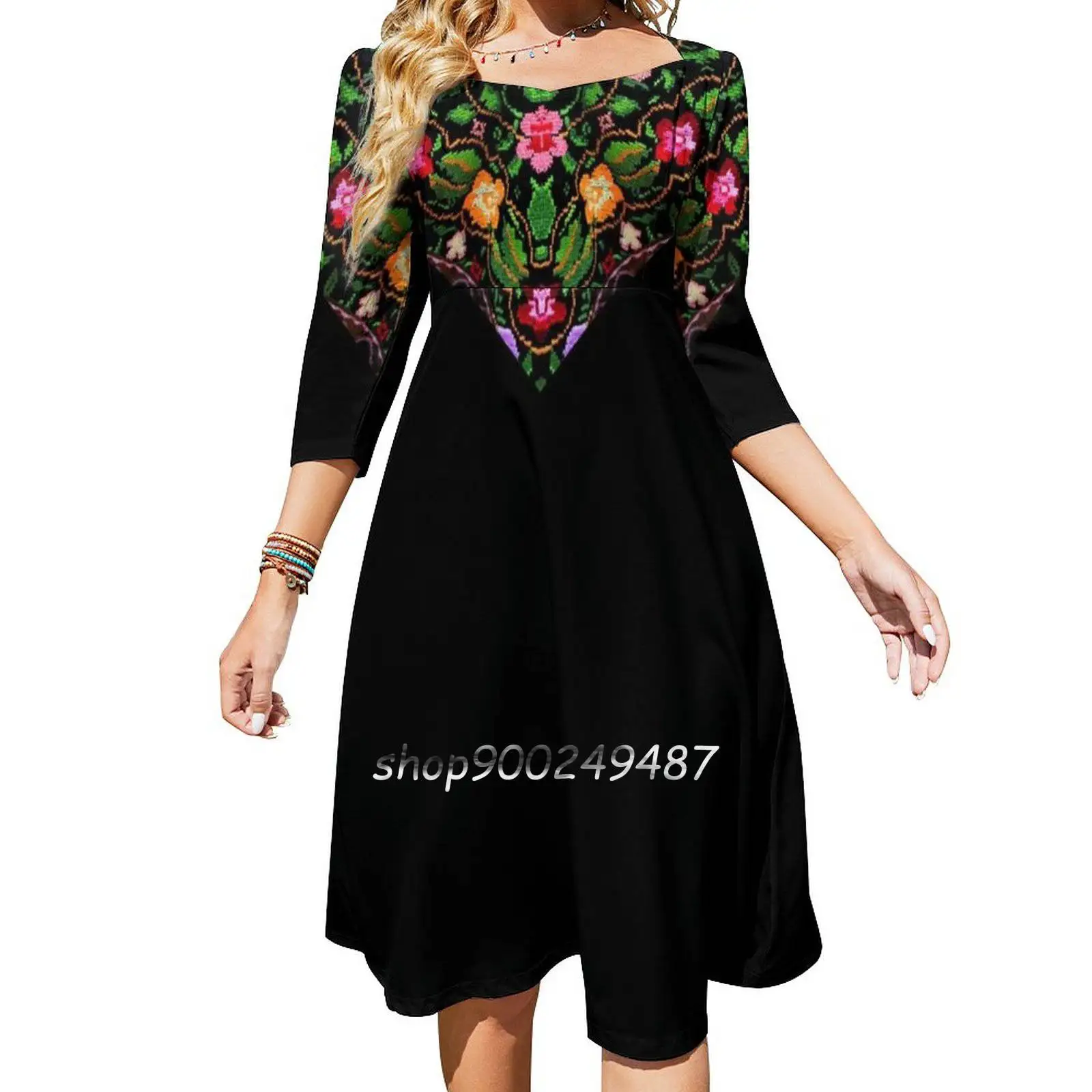 Женское платье с палестинской вышивкой