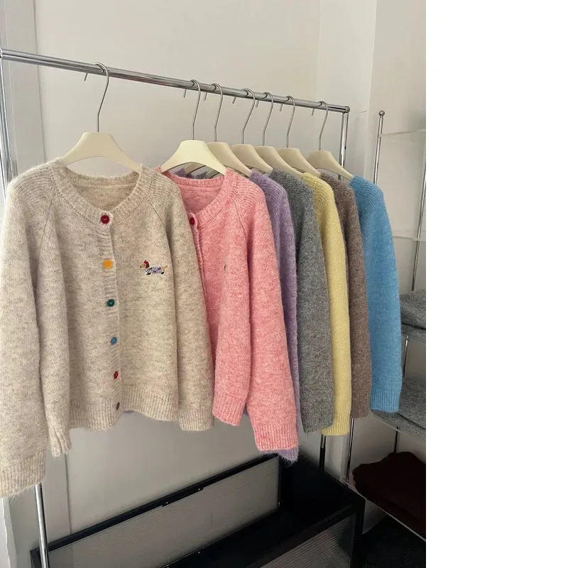 Женская одежда новинка 2024 Осенний вязаный кардиган на цветных пуговицах с