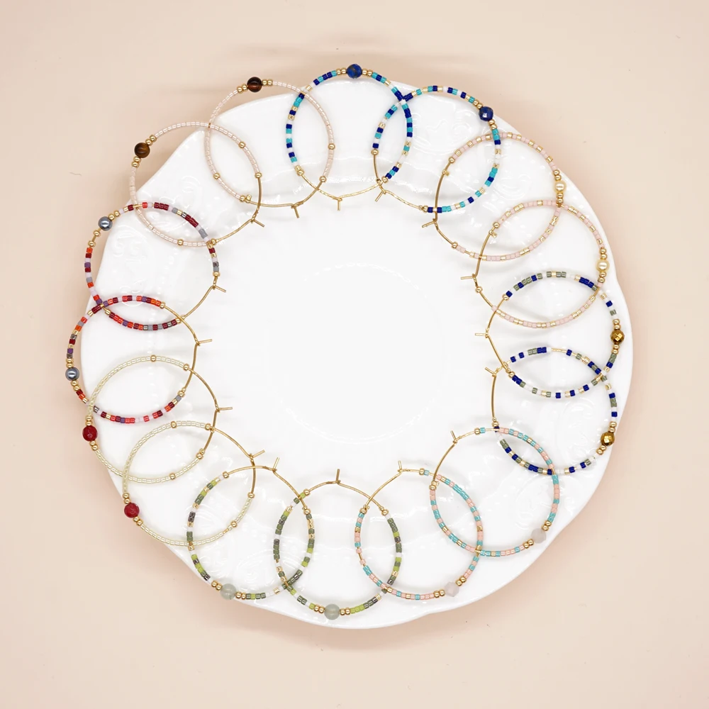 Женские серьги-кольца с бусинами из натурального камня