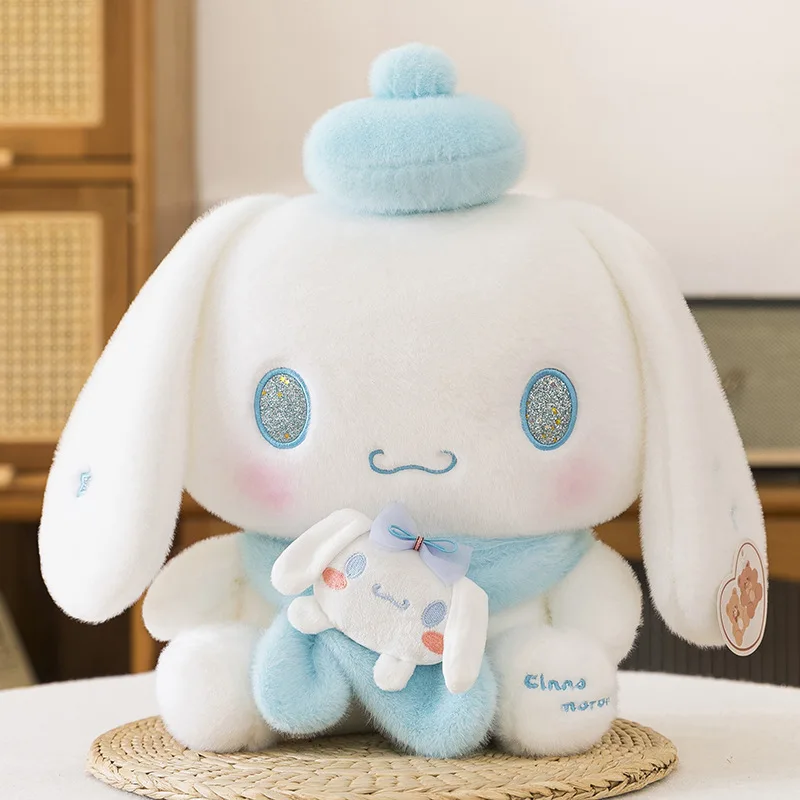 Фото Плюшевая игрушка Sanrio Cinnamoroll, белая собачка с блестящими глазами и синим шарфом, мягкая игрушка-плюш синего цвета. №3