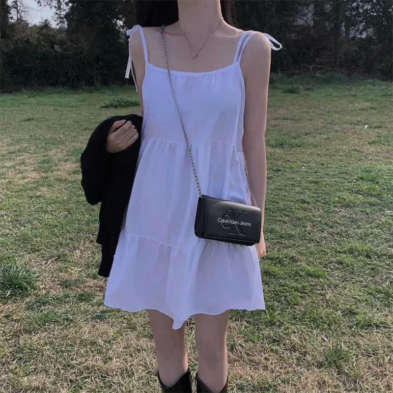 Женское мини-платье на бретельках