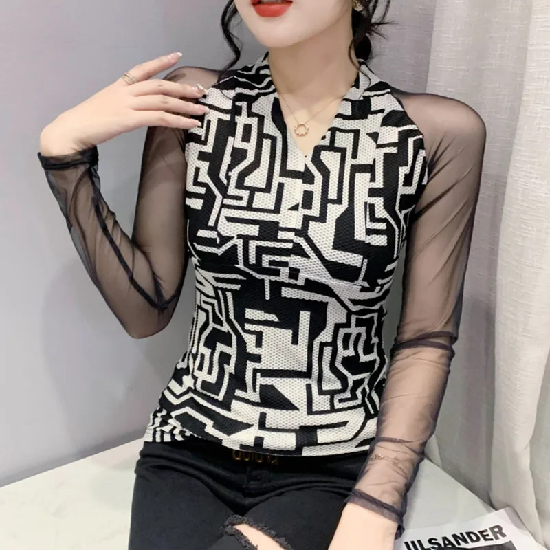 

Футболка женская сетчатая с V-образным вырезом и длинным рукавом