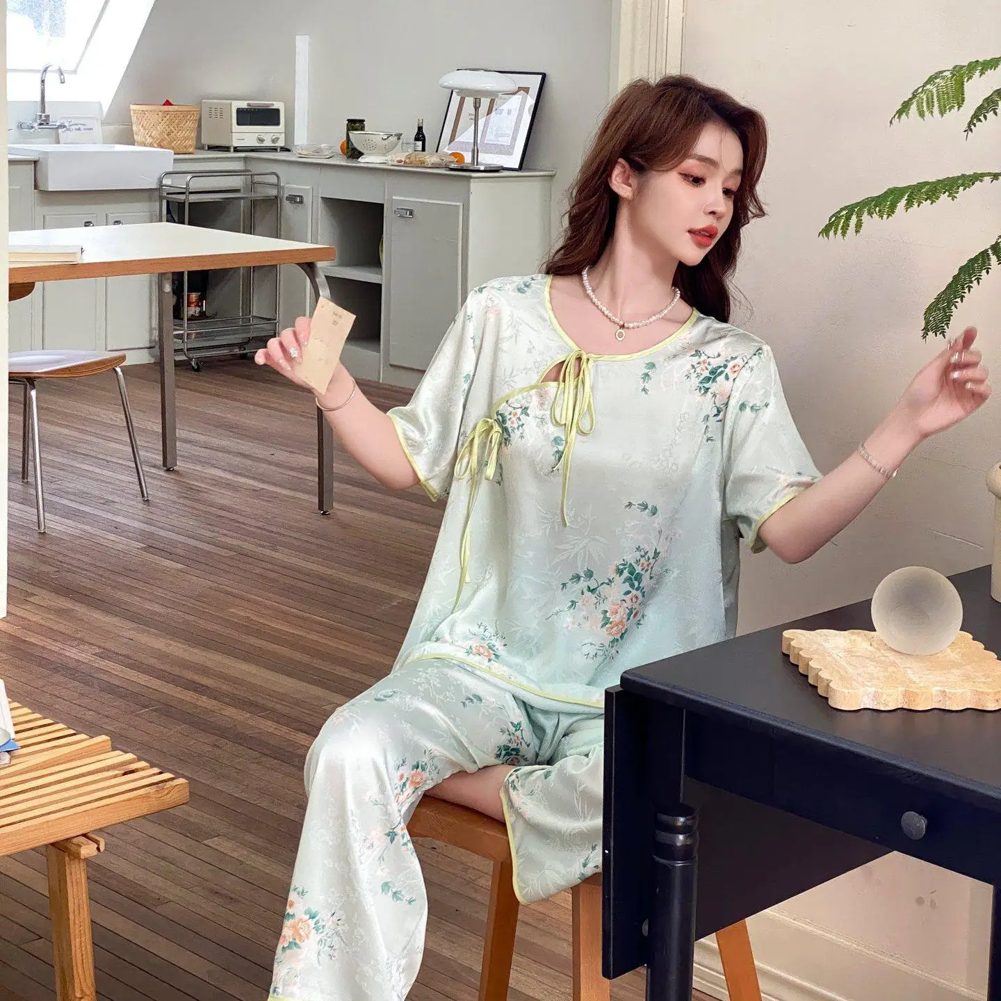 Костюм Пижамный женский атласный с принтом на весну-осень