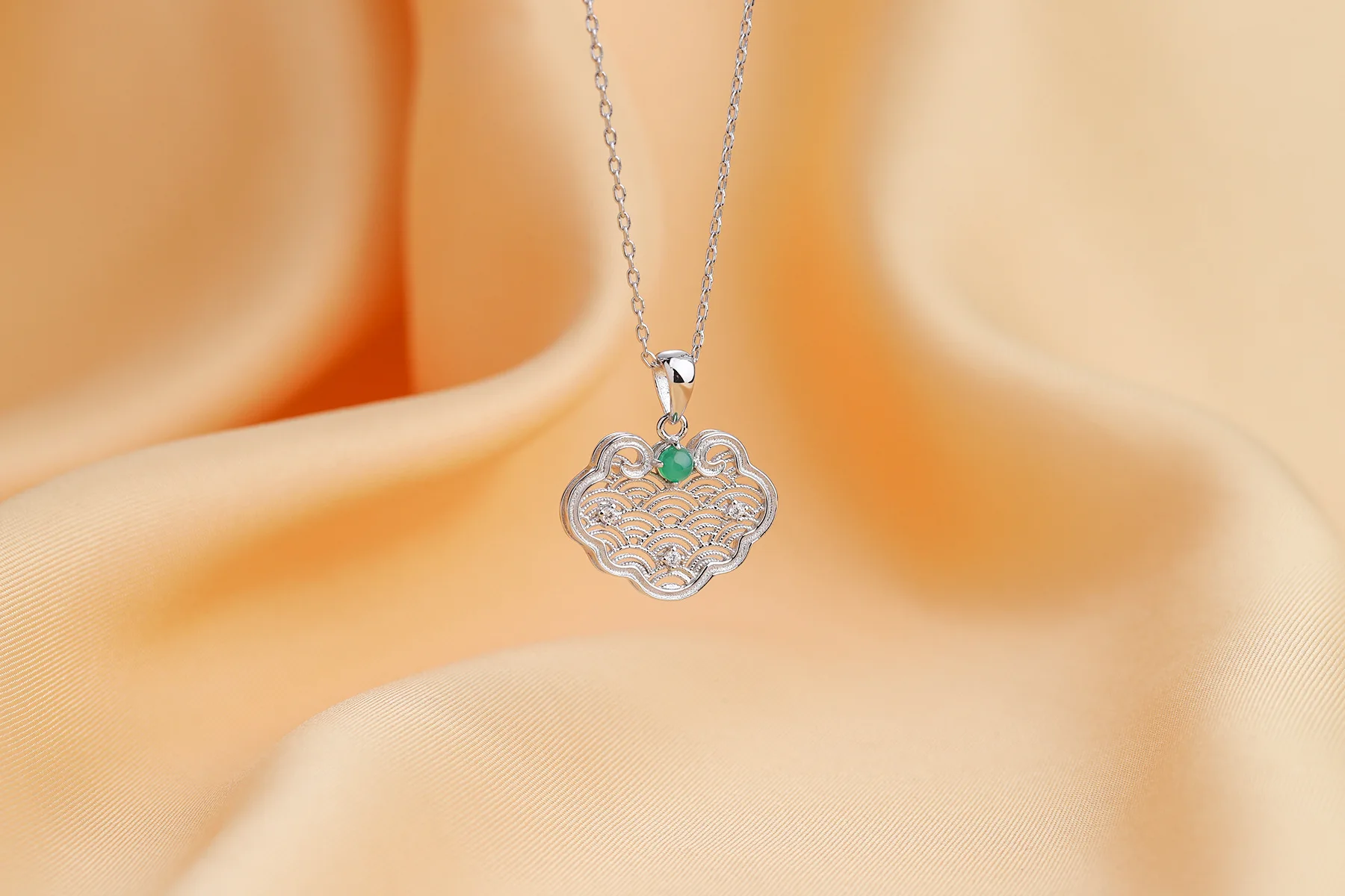 

Ruyi Xiangyun chalcedony Pendant 925 Sterling Silver Necklace ins fashion light luxury high sense simple and versatile set chain