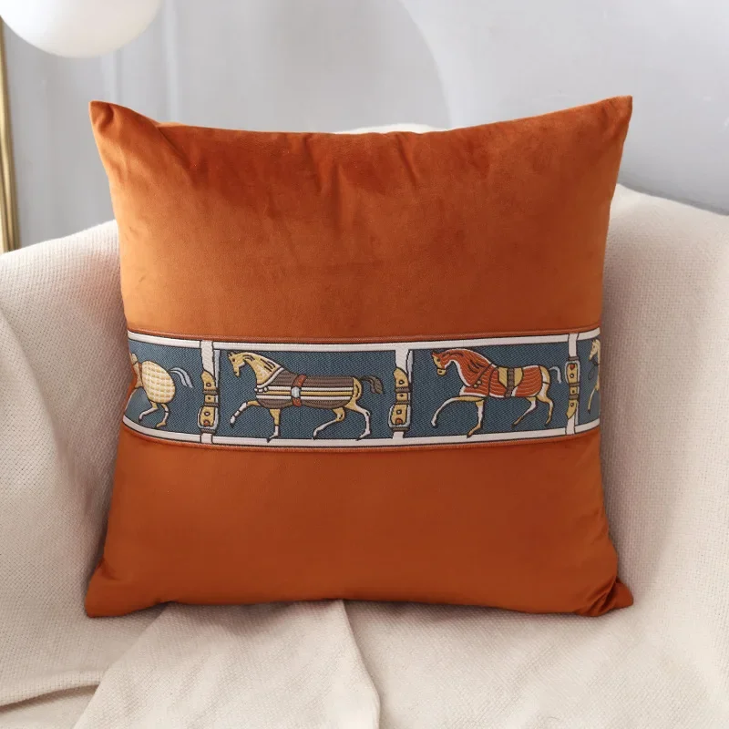 

Бархатные чехлы для подушек с вышивкой лошадей