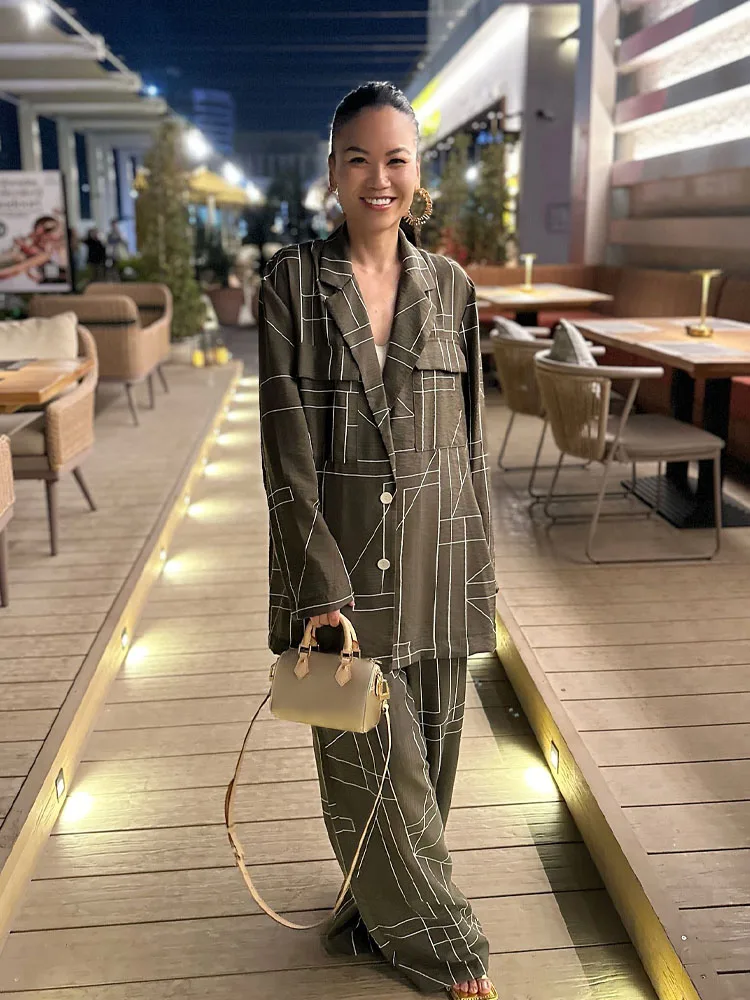 Женский брючный костюм с широкими штанинами и молнией геометрическим принтом