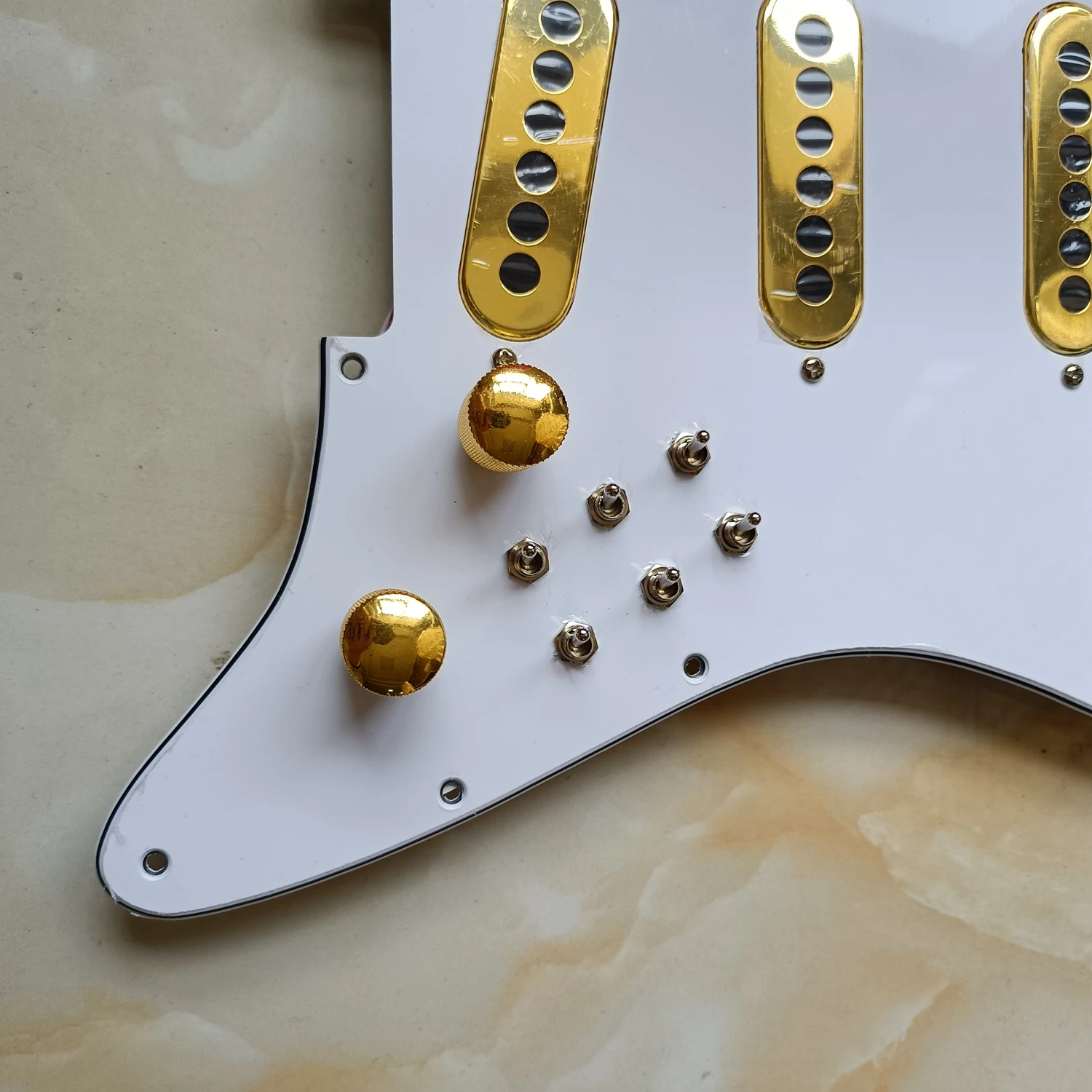 SSS Предварительно Проводные строки Pickguard лондонские тройные мини-Соники золотые