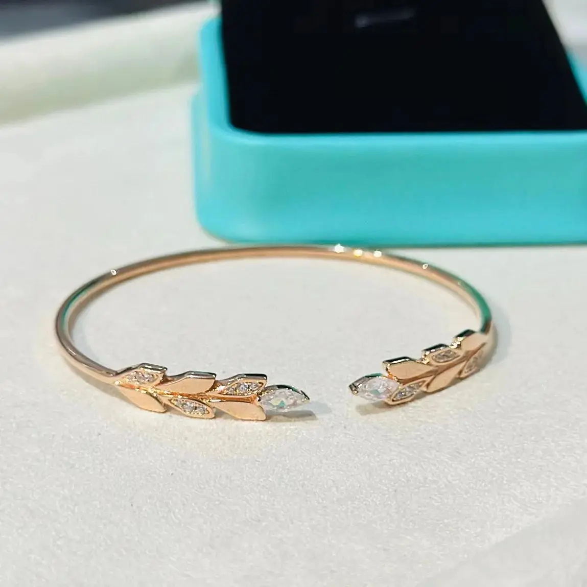 Женский браслет из серебра 2023 пробы с фианитами