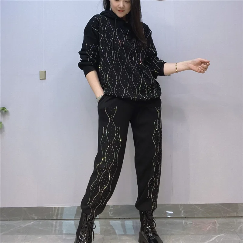 Модный вязаный спортивный костюм с капюшоном и бриллиантами красный черный