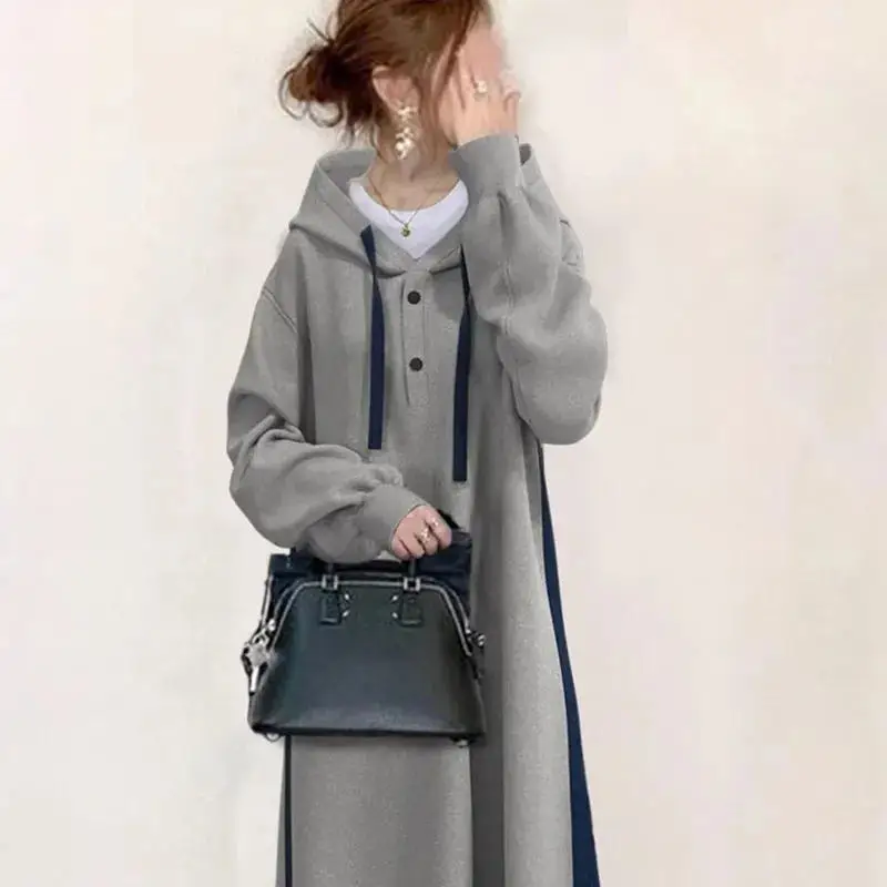 Женское длинное платье-свитшот с капюшоном и длинным рукавом