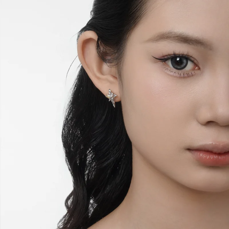 Серьги-гвоздики женские Асимметричные из серебра 925 пробы с фианитами