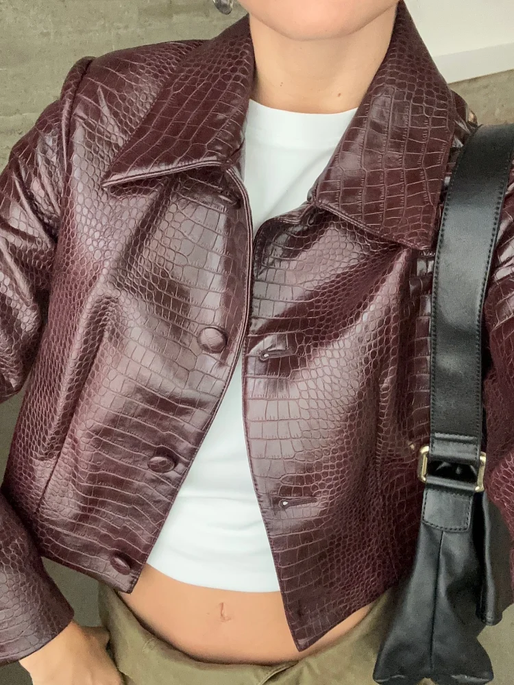 Модная бордовая укороченная кожаная куртка с эффектом крокодила женское