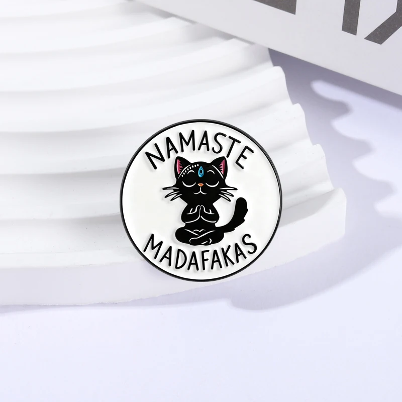 Фото Эмалированная булавка Namaste Madafakas, забавная брошь в стиле йоги, дзен, черный кот, брошь в виде животного, значок на лацкане, ювелирное изделие, подарок для любителей йоги, кошек, друзей №2