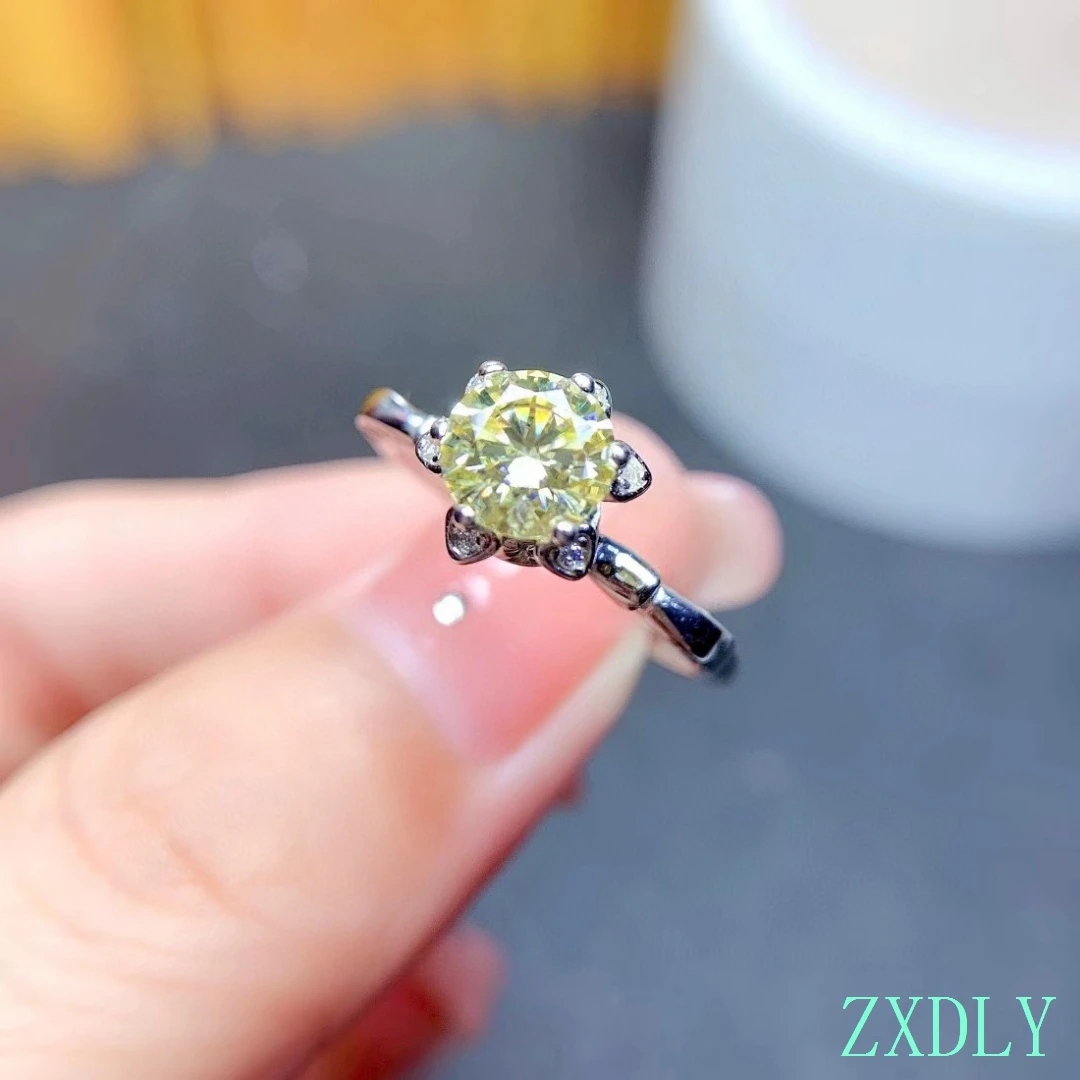 Женское серебряное кольцо с муассанитом из серебра 925 пробы разноцветным