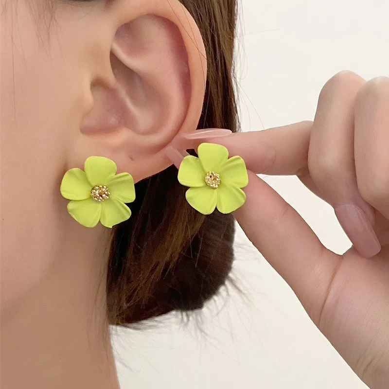 Модные серьги-гвоздики с белым цветком для женщин однослойные серьги ярких