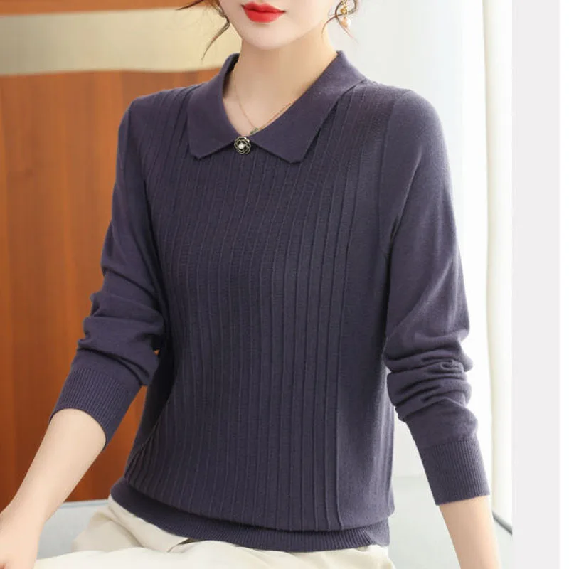 Женский однотонный свитер-поло с нитками и бусинами