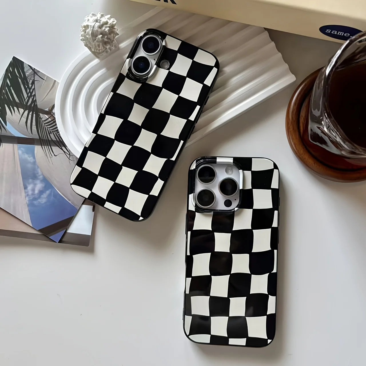 Фото Черно-белый чехол-желе с крупными отверстиями для iPhone 17, 16, 15, 14, 13, 12, 11 и других моделей. Защита от падений. №4