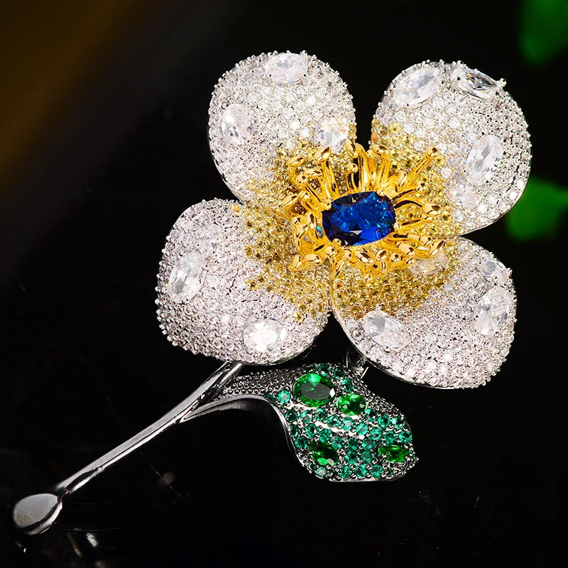 

2023 Luxury Cubic Zirconia Floral Brooch Women's Atmospheric Inlaid Zirconium Flower Corsage Delicate Clothing Accessories Pin