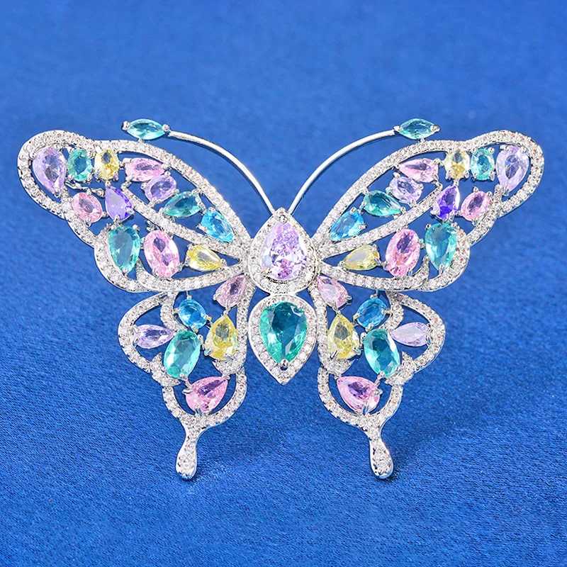 Женская брошь в виде бабочки