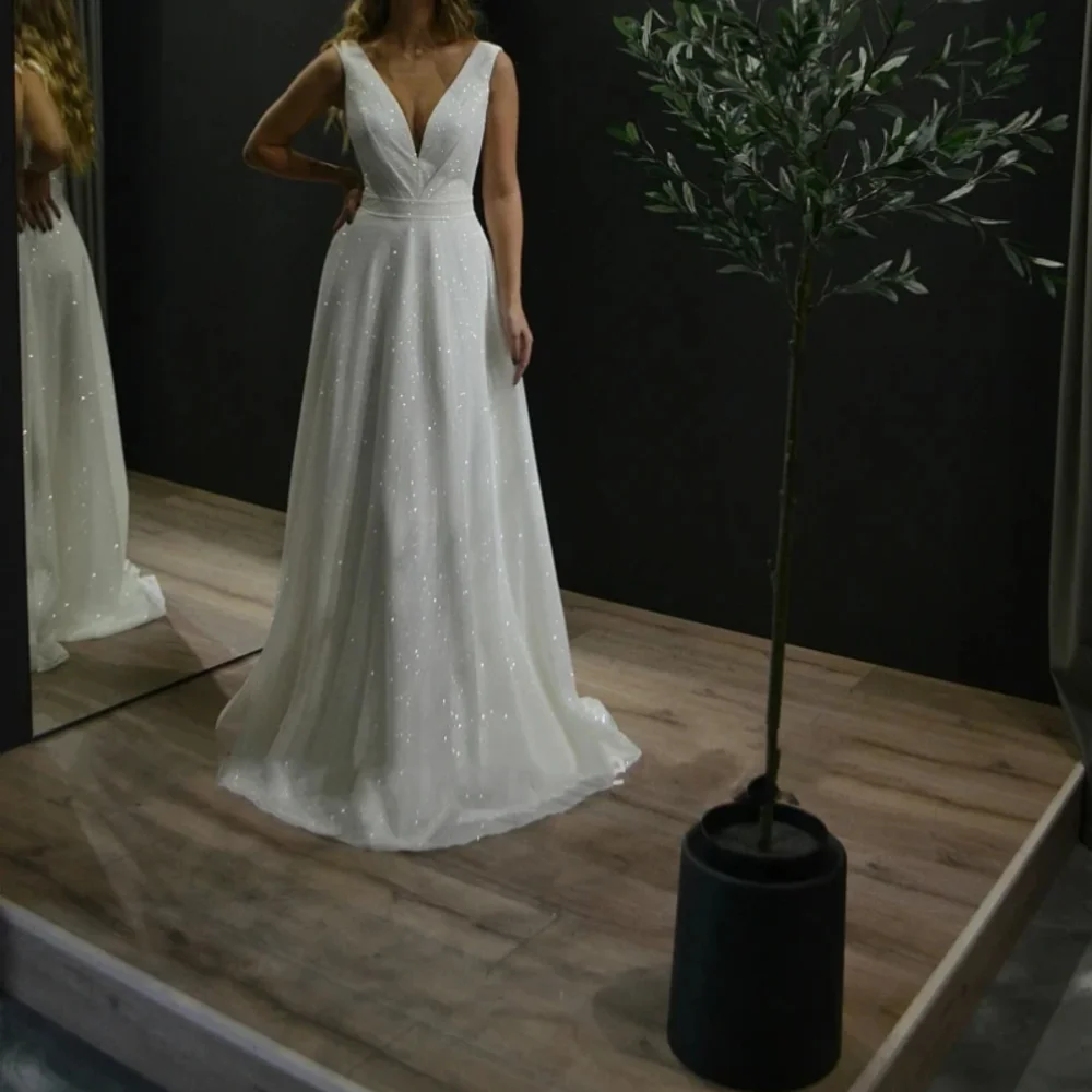 Классическое длинное блестящее свадебное платье из фатина с V-образным вырезом