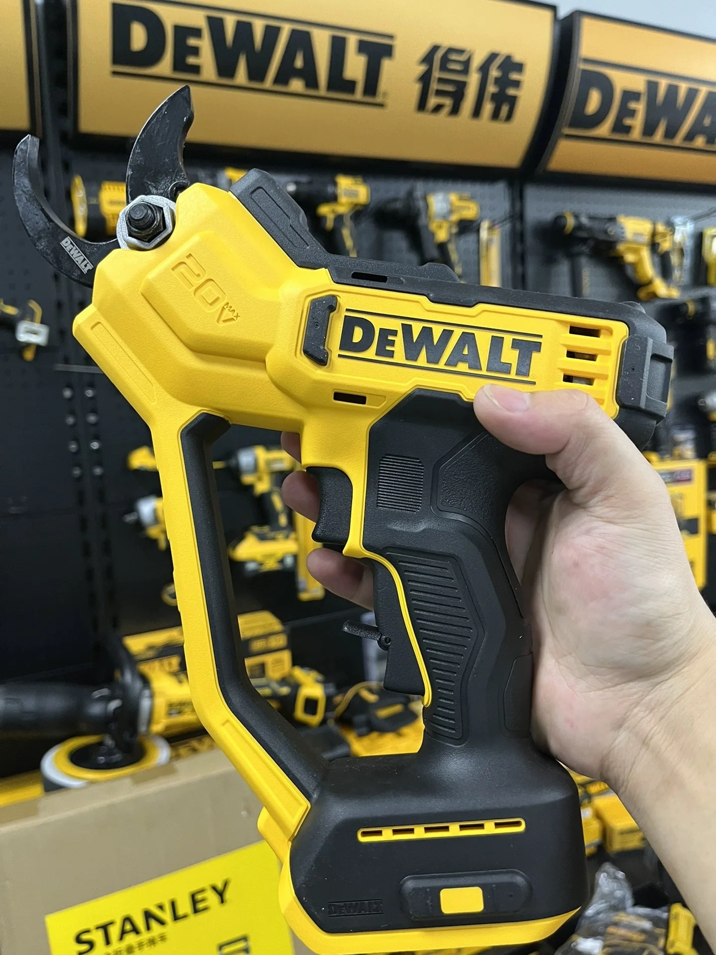 

New DEWALT DCPP568 rechargeable pruning machine 20V cordless garden outdoor 38mm pruning shears bare machine only