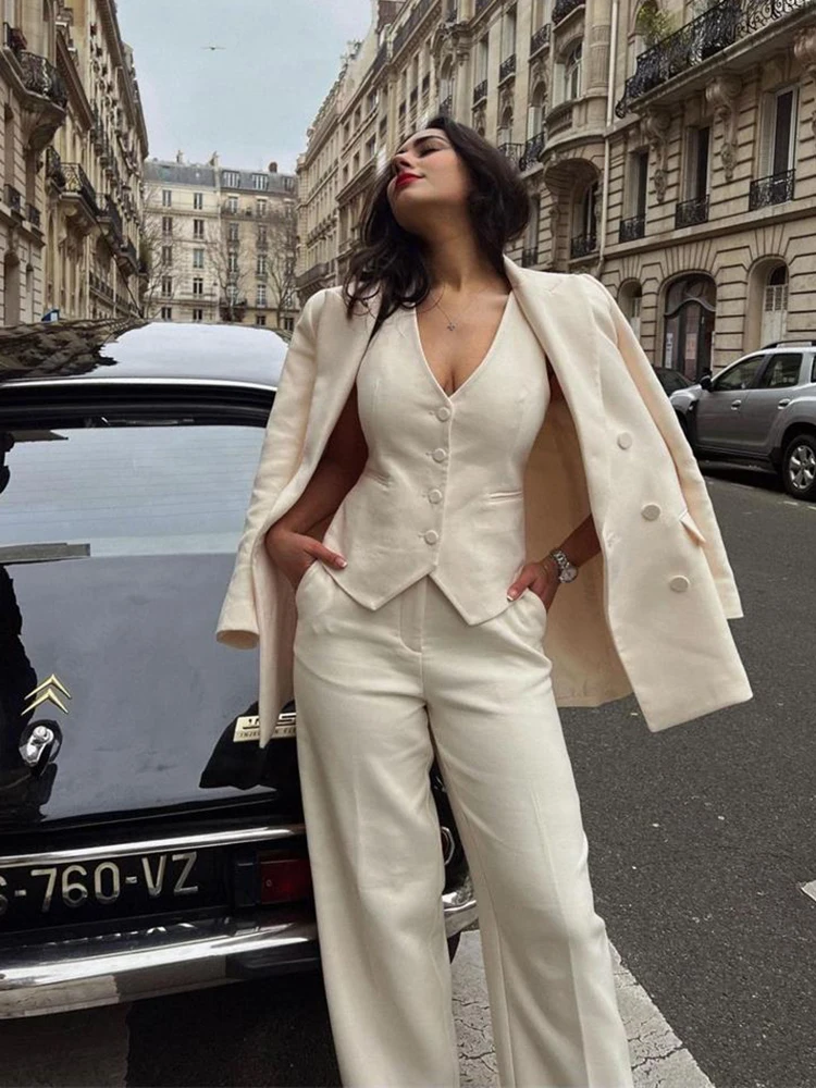 Рисунок 6 - Женский винтажный шикарный костюм