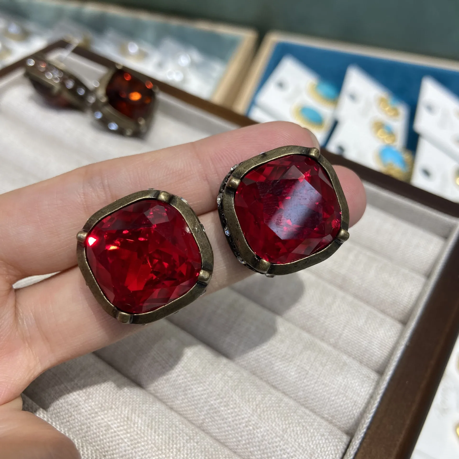 Женские винтажные серьги-гвоздики с золотым кубиком и рубином 2025г