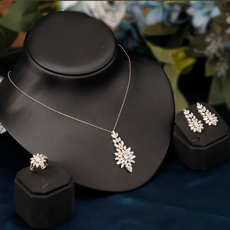 

Комплект из колье, серёг и кольца, 3 шт.