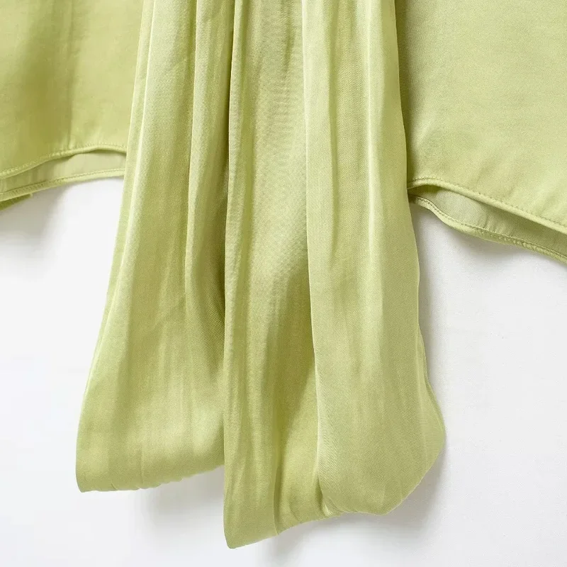 Блузка женская плиссированная с длинным рукавом зеленая бабочками