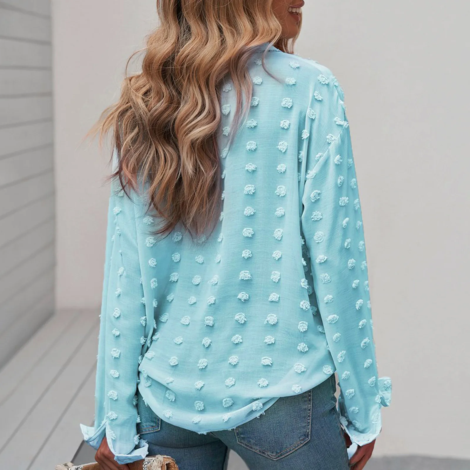 Однотонная женская рубашка белая тонкая с длинным рукавом и отложным воротником