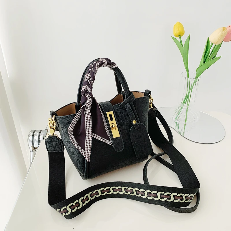 

Однотонная вместительная дамская сумочка из искусственной кожи, новинка 2022, дизайнерская сумка-мессенджер с широкой пряжкой, Повседневная модная шелковая сумка через плечо с шарфом