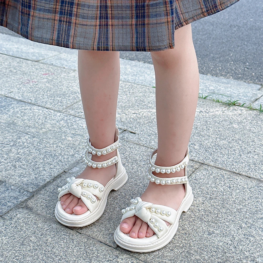 

Сандалии для девочек с мягкой подошвой, Детские босоножки в римском стиле, с жемчугом, модная пляжная обувь для принцессы, повседневные и праздничные туфли на плоской подошве, лето
