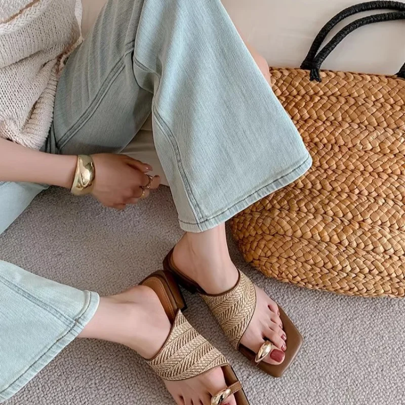 Женские металлические шлепанцы с открытым квадратным носком на низком каблуке