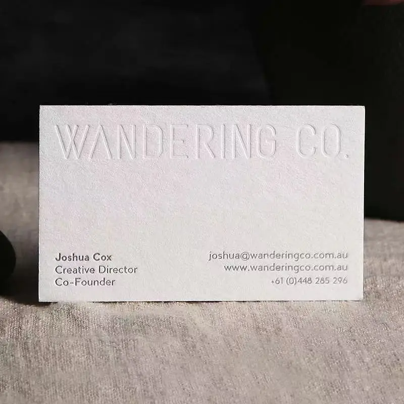 Индивидуальная белая Текстурная бумага, визитные карточки, печать рельефного логотипа, бесплатный дизайн