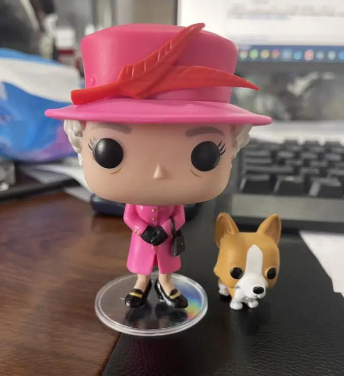

UK Queen Elizabeth II with Kirky Vinyl Figure Model Toys