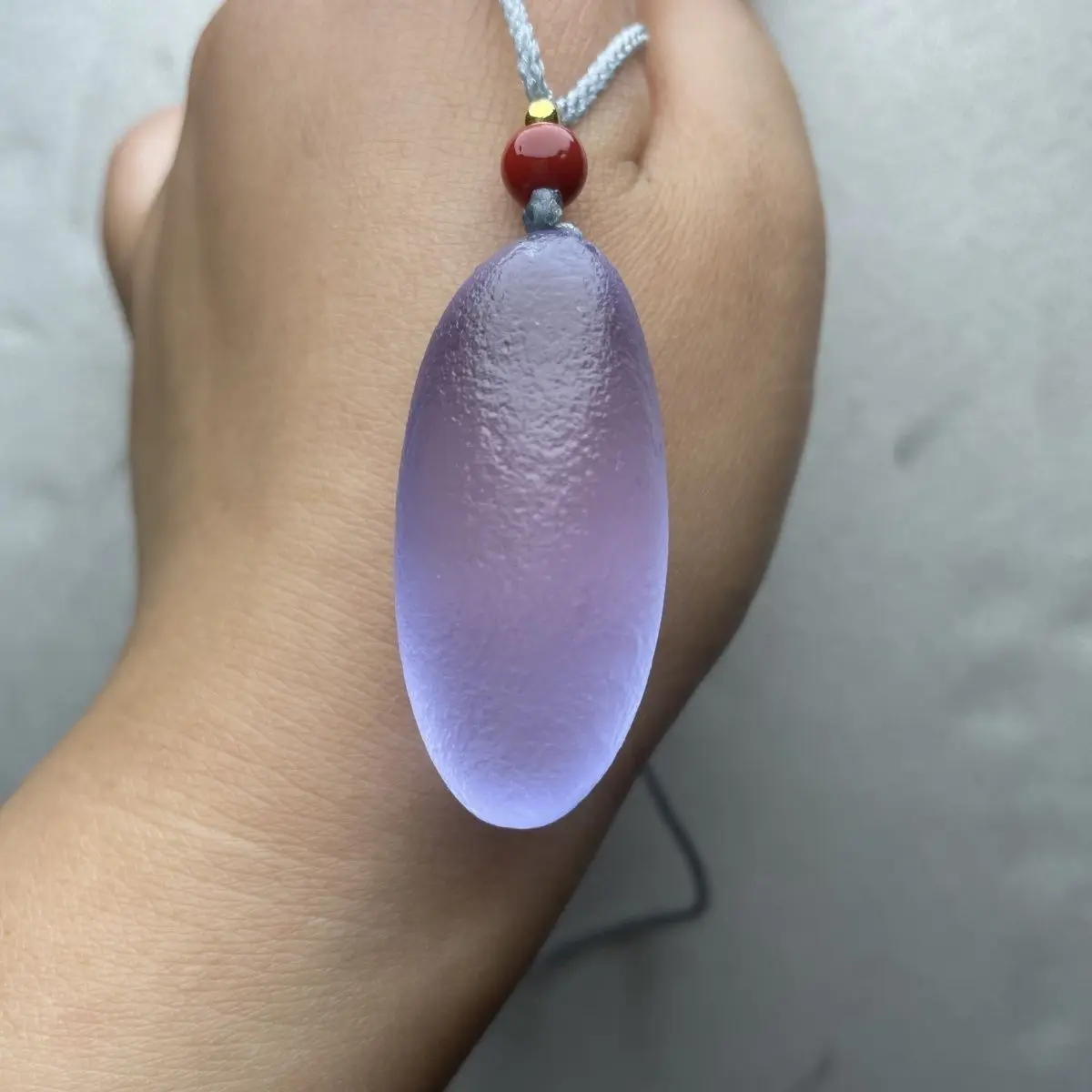 

Радужный каменный кулон из метеоритного стекла