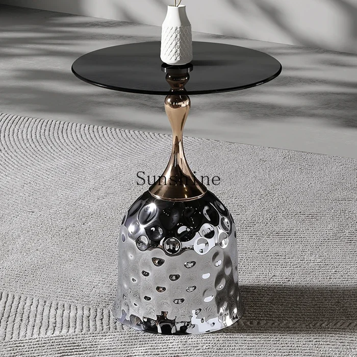 Гостиная черный стеклянный диван балкон повседневный круглый столик небольшой