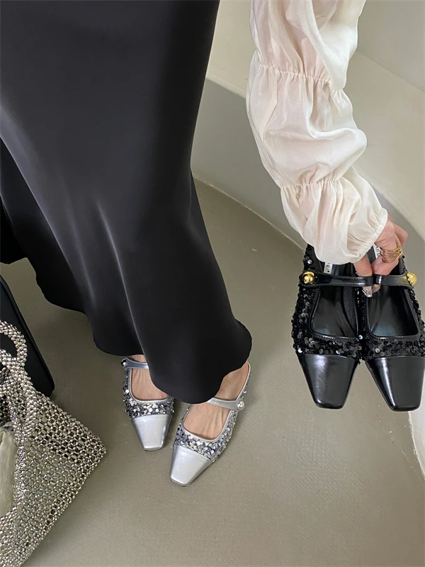 Шлепанцы с острым носком заклепками разноцветные