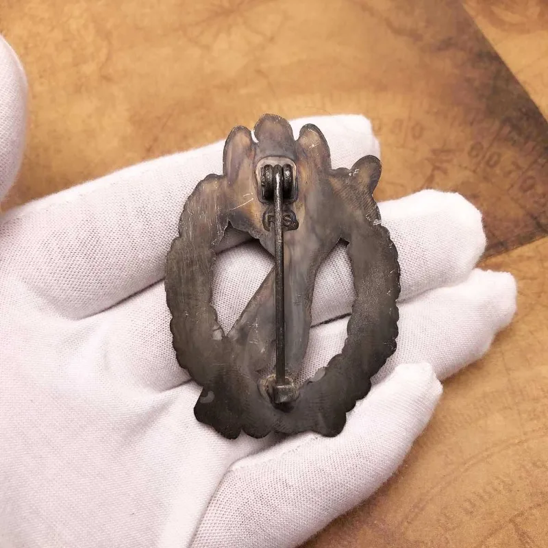 

Металлическая брошь «Винтажный орел-пистолет»