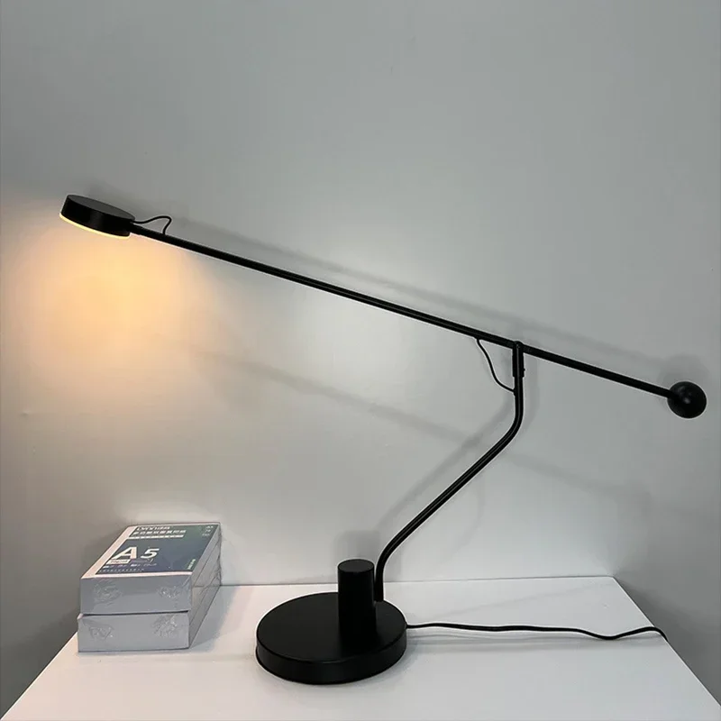 Скандинавская постмодернистская оригинальная настольная лампа современная