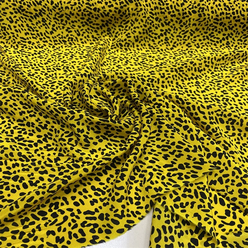 

Желтая шелковая ткань крепдешина с леопардовым принтом, ширина 140 см, 18 мм, для летнего платья, рубашки, костюма чонсам, брюки G044