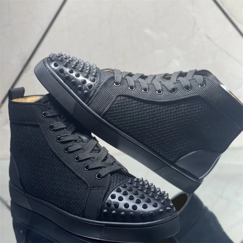 

Модные роскошные черные сетчатые кожаные высокие кроссовки с заклепками спереди и красным низом для мужчин, лоферы на плоской подошве, женские повседневные кроссовки с шипами