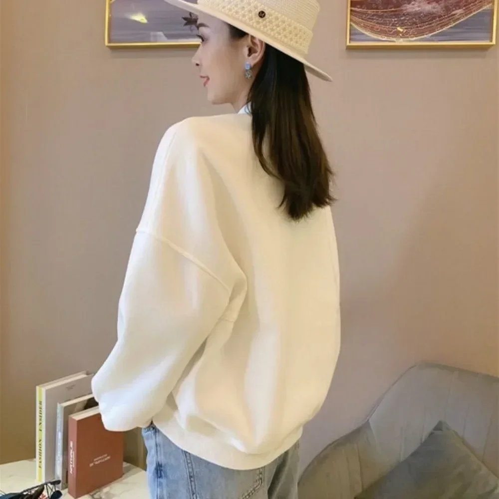 Простая свободная куртка-бомбер на молнии для женщин. Предложение роскоши.