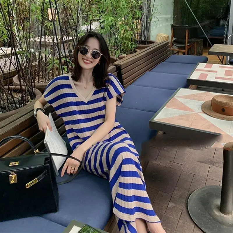 

Женское платье в полоску, длинное прямое платье с коротким рукавом и V-образным вырезом, свободное платье в Корейском стиле, лето 2023