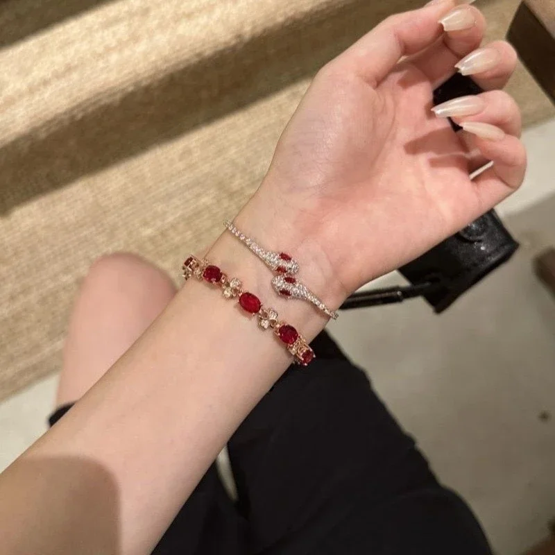 Женский браслет с черными кристаллами и змеиным цирконием