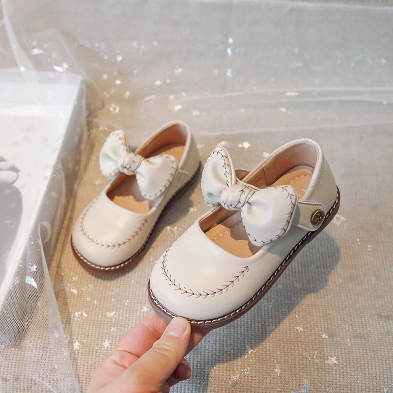 

Бежевые милые кожаные туфли в Корейском стиле для девочек, детская модная универсальная обувь с бантом, новинка весны 2023, простые детские туфли на липучке с круглым носком на плоской подошве