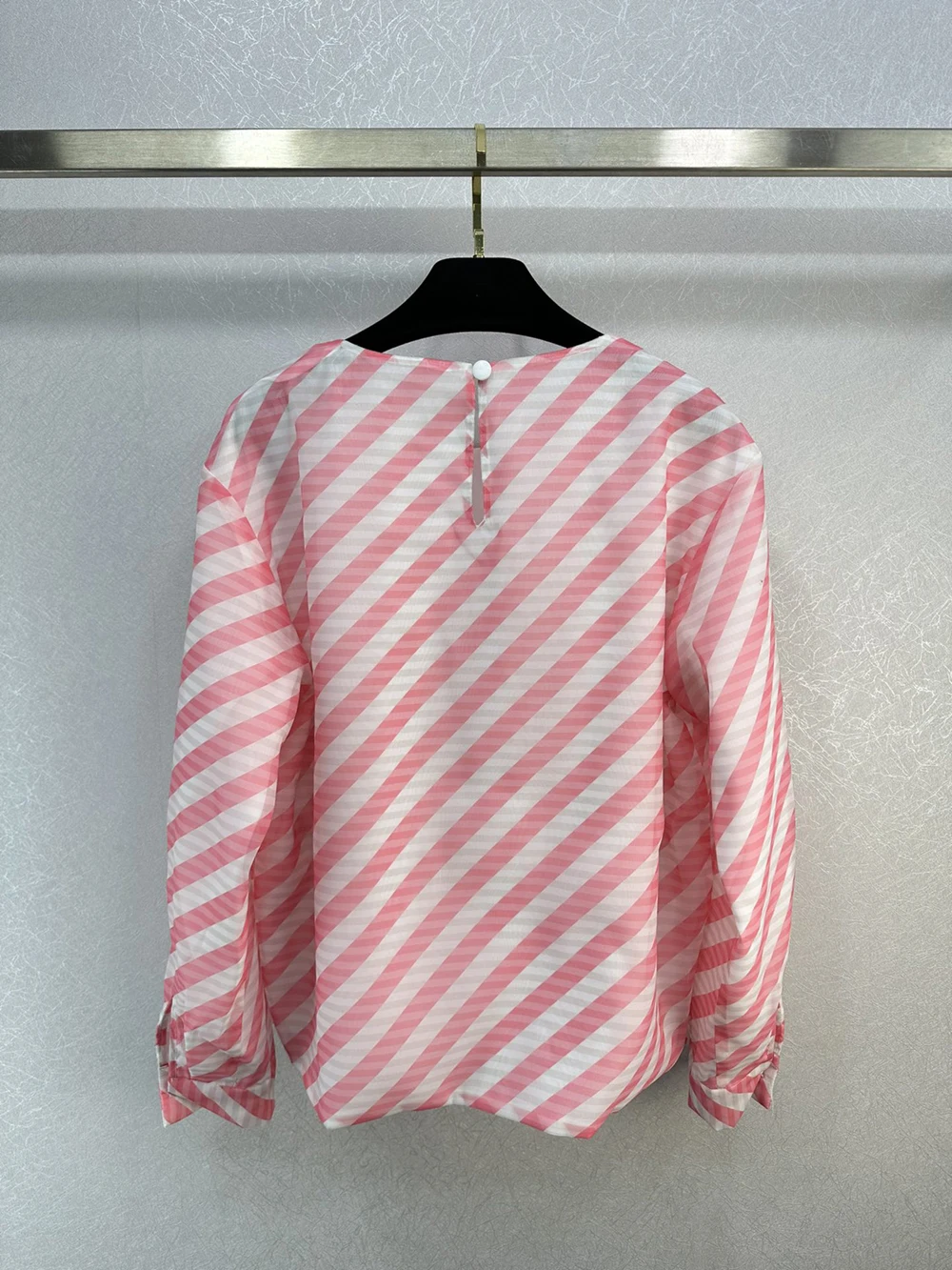 

2023 All Season Women Pullover Long Sleeves O-Neck Lightweight Retro Style Twill Lines Pattern Pink and White Lady Casual Tops